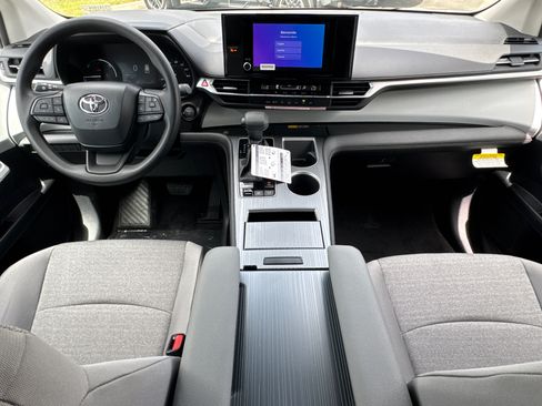 New 2026 Toyota Sienna LE FWD image 21