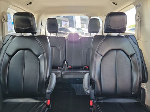 Used 2024 Chrysler Pacifica Touring-L FWD image 14