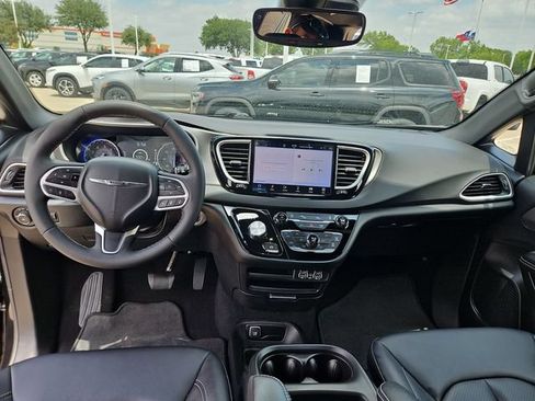 Used 2025 Chrysler Pacifica Select FWD image 19