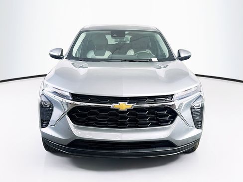Used 2026 Chevrolet Trax LS w/ LS Convenience Package FWD image 2