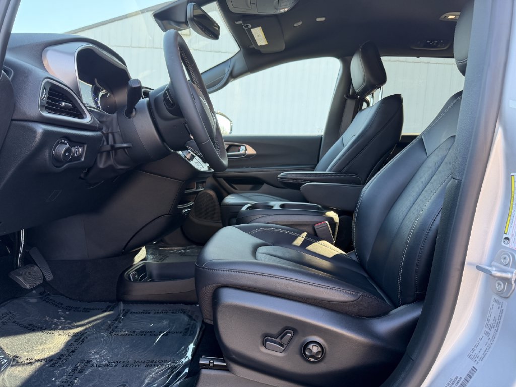 Used 2026 Chrysler Pacifica Select FWD image 18