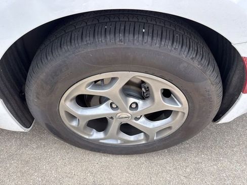 Used 2024 Chrysler Pacifica Limited FWD image 7