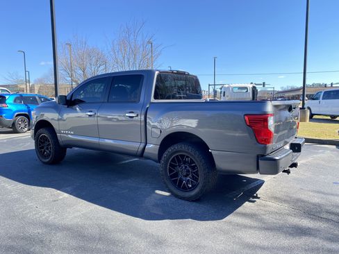 Used 2021 Nissan Titan SV image 7