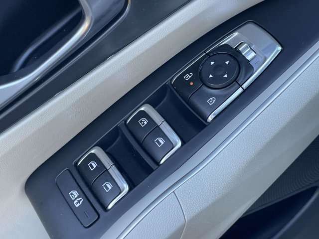 Used 2025 Kia Sorento S w/ Panoramic Sunroof Package FWD image 18