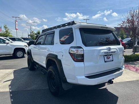 Used 2018 Toyota 4Runner SR5 AWD/4WD image 3