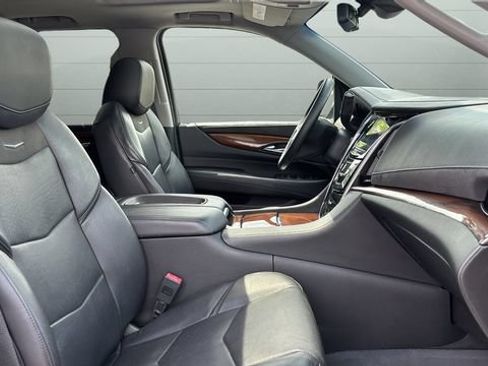 Used 2019 Cadillac Escalade Luxury w/ Escalade Sport Edition AWD/4WD image 23