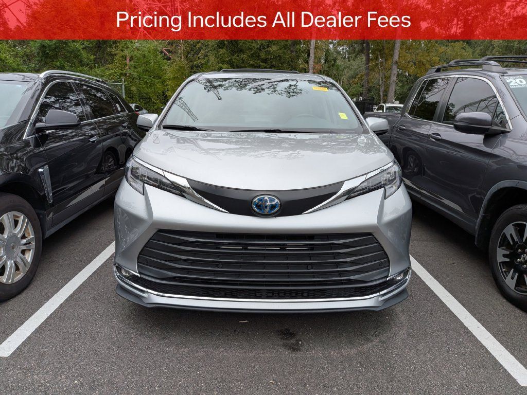 Used 2024 Toyota Sienna XLE FWD image 2