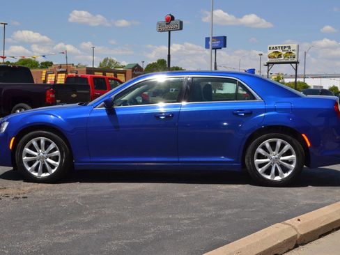 Used 2018 Chrysler 300 Touring L AWD/4WD image 4