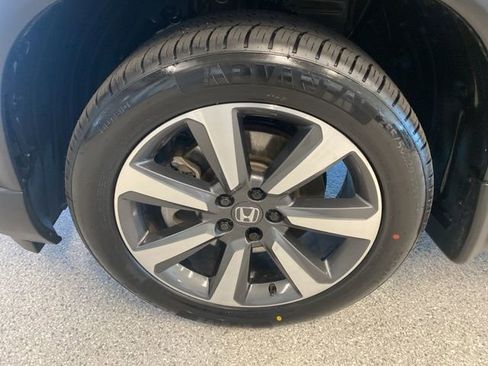 Used 2024 Honda Pilot Touring image 11