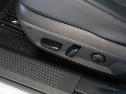 Used 2025 Nissan Rogue SV w/ SV Premium Package image 17