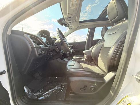 Used 2019 Jeep Cherokee Latitude Plus w/ Comfort/Convenience Group image 23