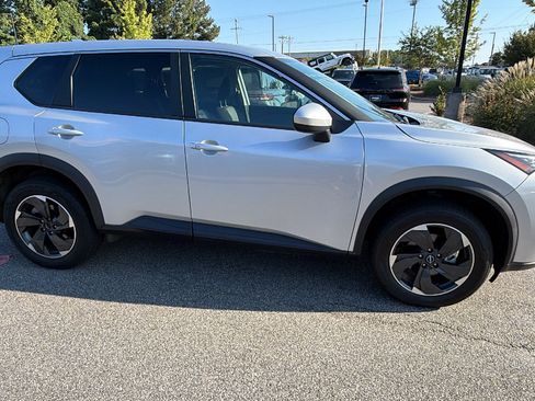 Used 2024 Nissan Rogue SV AWD/4WD image 7