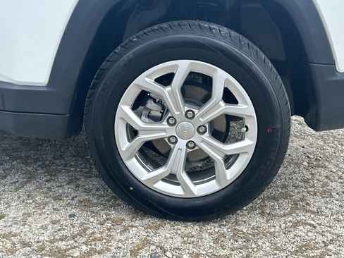 Used 2024 Jeep Compass Latitude image 17