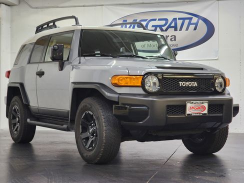Used 2014 Toyota FJ Cruiser 4WD w/ Upgrade Package image 2