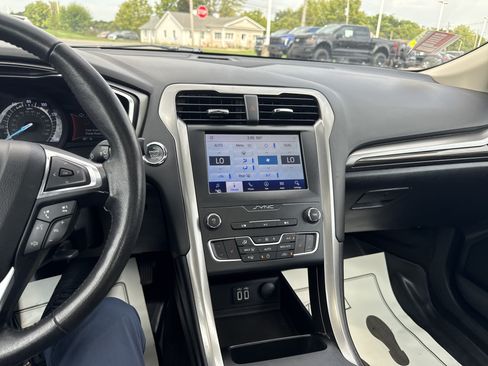 Used 2020 Ford Fusion SEL FWD image 24
