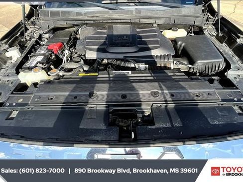 Used 2021 Nissan Titan SL w/ Moonroof Package image 8