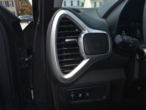 Used 2025 Kia Soul LX w/ LX Technology Package FWD image 12