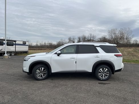 New 2025 Nissan Pathfinder SL image 2