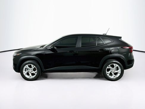 Used 2025 Chevrolet Trax LS w/ LS Convenience Package FWD image 4