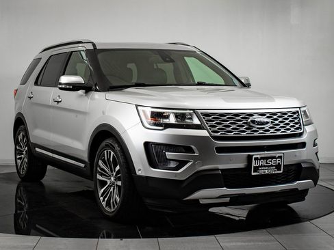 Used 2017 Ford Explorer Platinum image 12