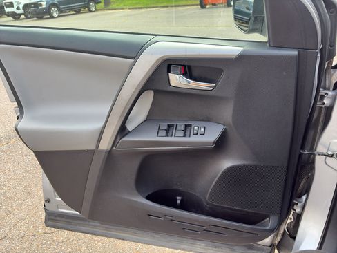 Used 2016 Toyota RAV4 XLE AWD/4WD image 21