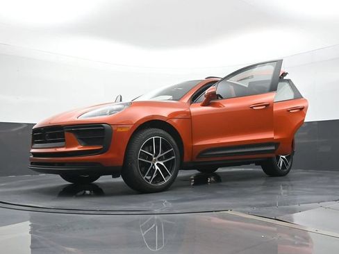 Certified 2025 Porsche Macan AWD/4WD image 29