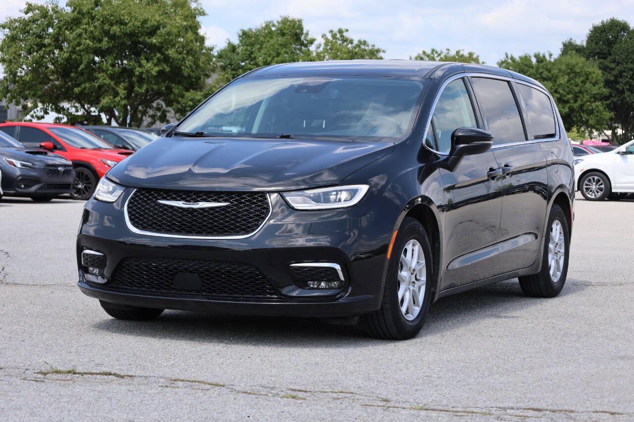Used 2023 Chrysler Pacifica Touring-L FWD image 6