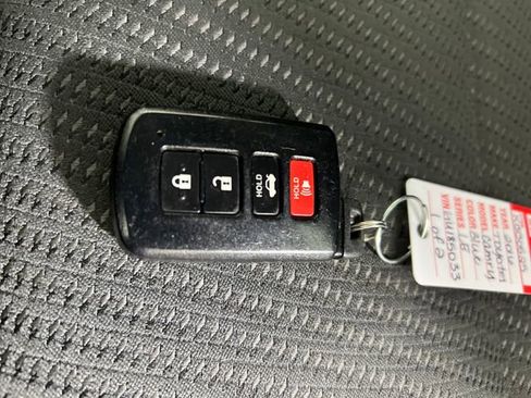 Used 2016 Toyota Camry LE image 25