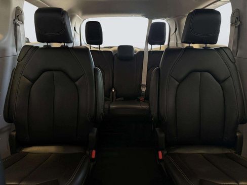 Used 2023 Chrysler Pacifica Touring-L FWD image 30