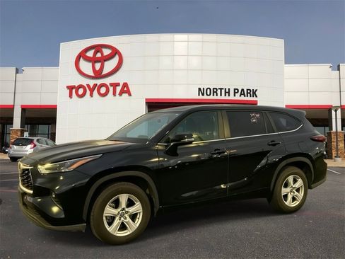 Used 2025 Toyota Highlander LE image 1