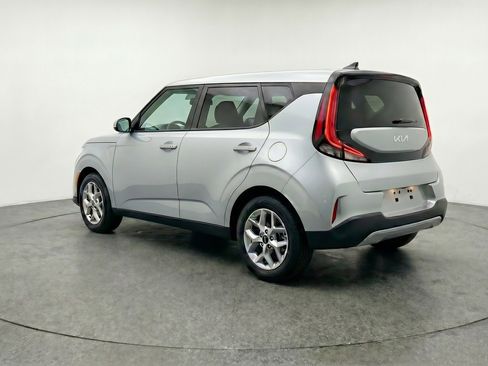 Used 2025 Kia Soul LX w/ LX Technology Package FWD image 6