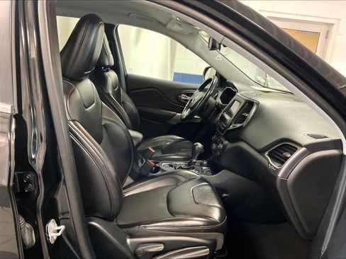 Used 2019 Jeep Cherokee Latitude Plus w/ Comfort/Convenience Group image 11