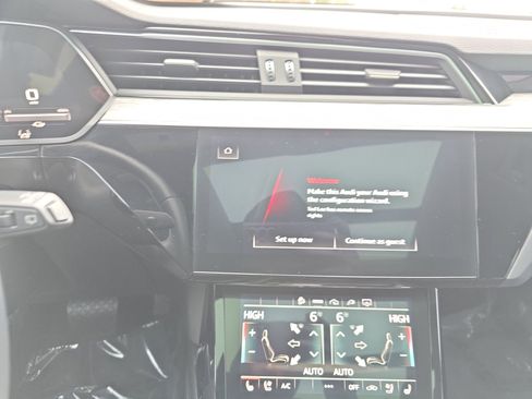 Used 2022 Audi e-tron Premium Plus w/ Premium Plus Package image 18