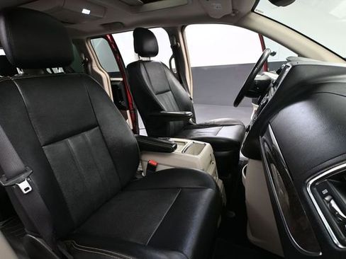 Used 2016 Chrysler Town & Country Touring-L FWD image 39