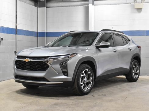 Used 2025 Chevrolet Trax LT w/ Sunroof Package FWD image 2