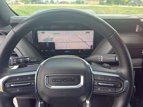 Used 2025 GMC Yukon XL Denali AWD/4WD image 30