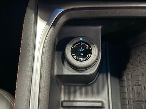 New 2025 Ford Expedition Active image 28