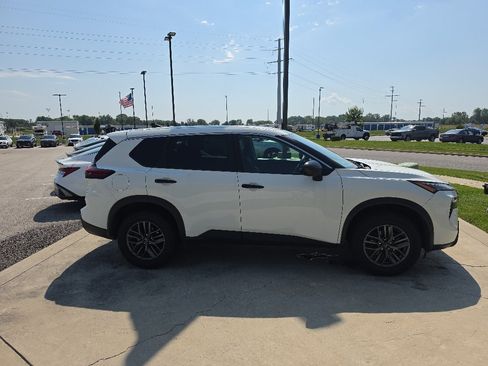 Used 2024 Nissan Rogue S FWD image 4