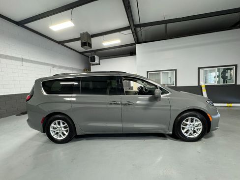 Used 2022 Chrysler Pacifica Touring-L image 2