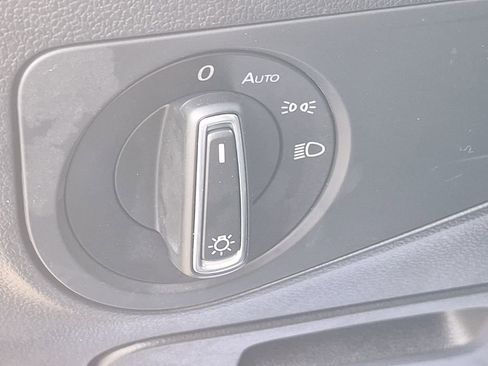 Used 2024 Volkswagen Tiguan SE image 28