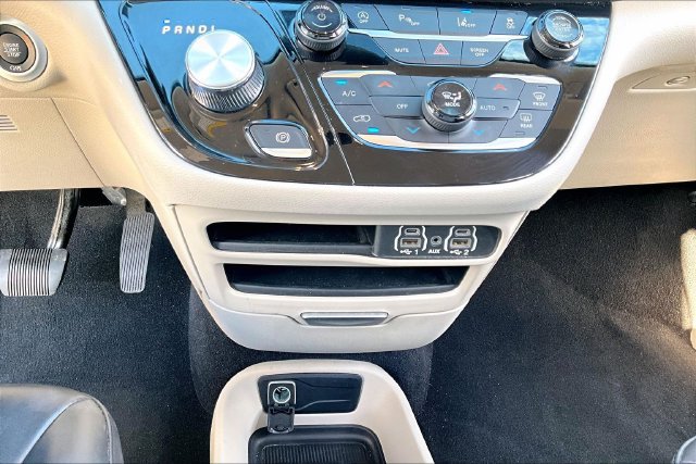 Used 2023 Chrysler Pacifica Touring-L FWD image 16
