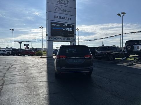 Used 2017 Chrysler Pacifica Touring Plus FWD image 4