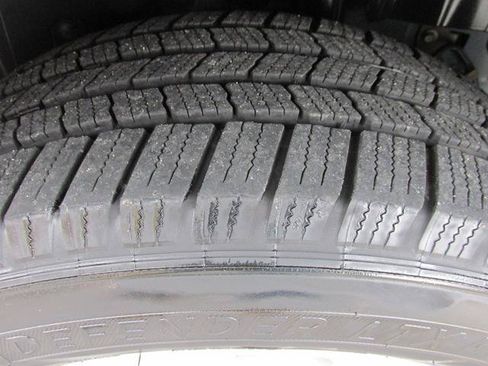 Used 2017 Ford Explorer XLT w/ Equipment Group 201A FWD image 8