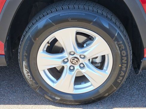 Used 2021 Toyota RAV4 XLE w/ Convenience Package FWD image 28