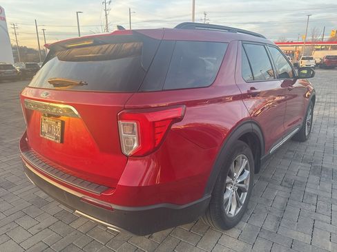 Used 2022 Ford Explorer XLT w/ Equipment Group 202A image 4