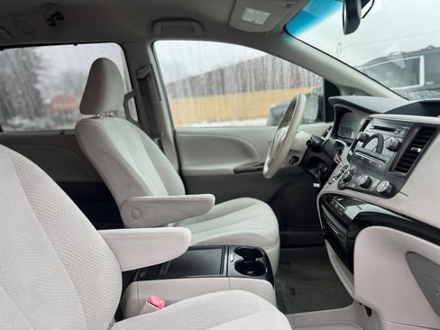 Used 2012 Toyota Sienna LE image 41
