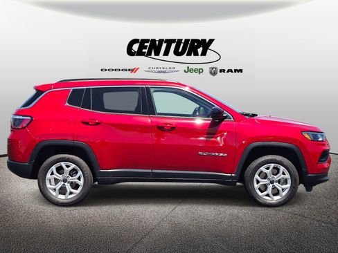 Used 2025 Jeep Compass Latitude w/ Sun & Sound Group AWD/4WD image 2