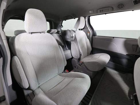 Used 2018 Toyota Sienna LE FWD image 19