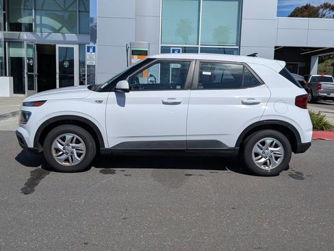 Used 2021 Hyundai Venue SE image 2