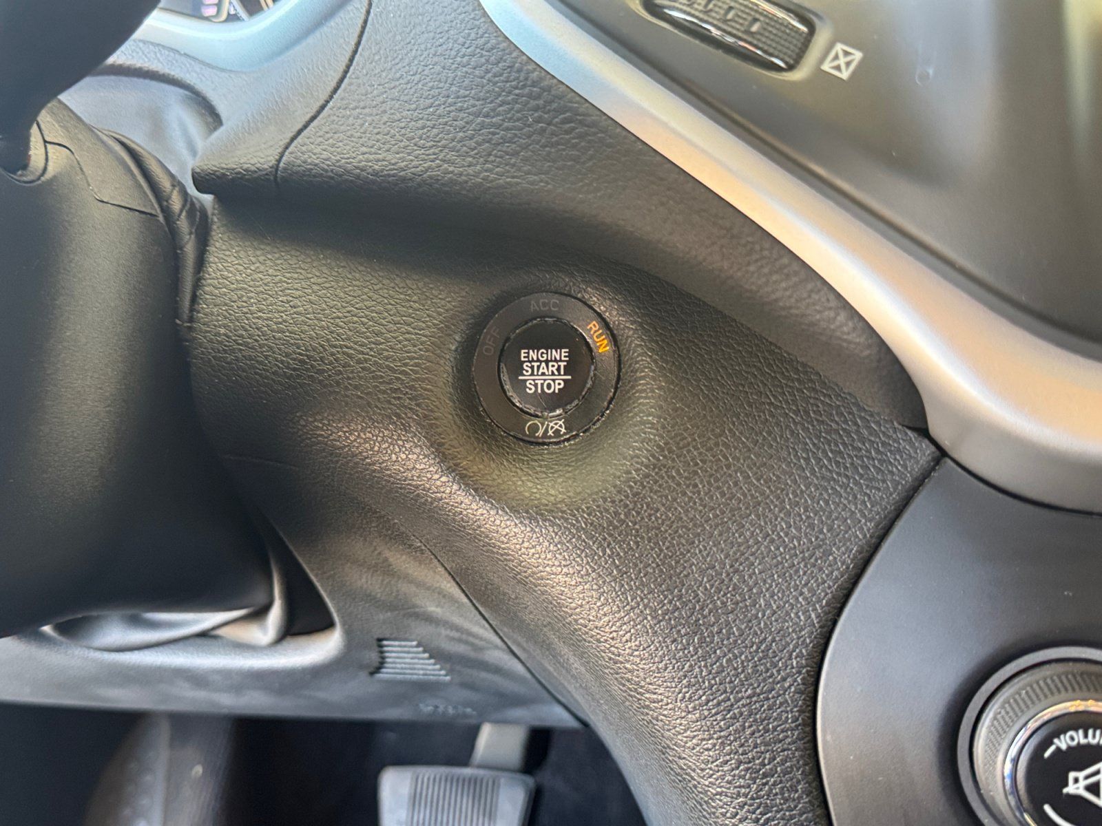 Used 2018 Jeep Cherokee Latitude Plus w/ Comfort/Convenience Group FWD image 22